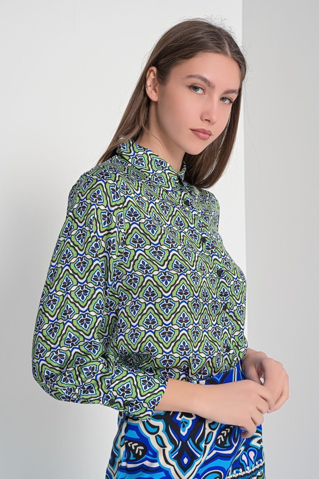 Σετ φούστα-πουκάμισο με εναλλαγή στο μοτίβο
